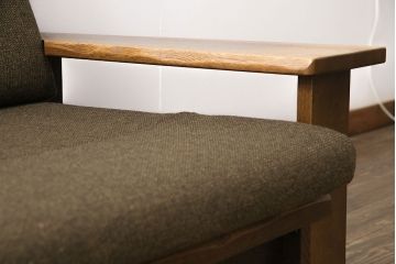 中古　美品　ナラ材の浮造り仕上げ!イバタインテリアのマガジンラックが付いた3人掛けソファ(アームソファ)(定価24万円)(R-048330)