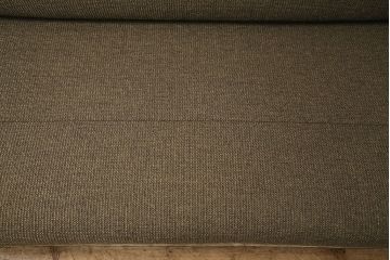 中古　美品　ナラ材の浮造り仕上げ!イバタインテリアのマガジンラックが付いた3人掛けソファ(アームソファ)(定価24万円)(R-048330)