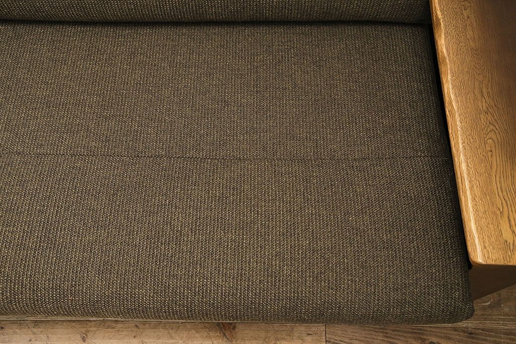 中古　美品　ナラ材の浮造り仕上げ!イバタインテリアのマガジンラックが付いた3人掛けソファ(アームソファ)(定価24万円)(R-048330)