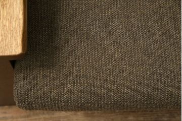 中古　美品　ナラ材の浮造り仕上げ!イバタインテリアのマガジンラックが付いた3人掛けソファ(アームソファ)(定価24万円)(R-048330)