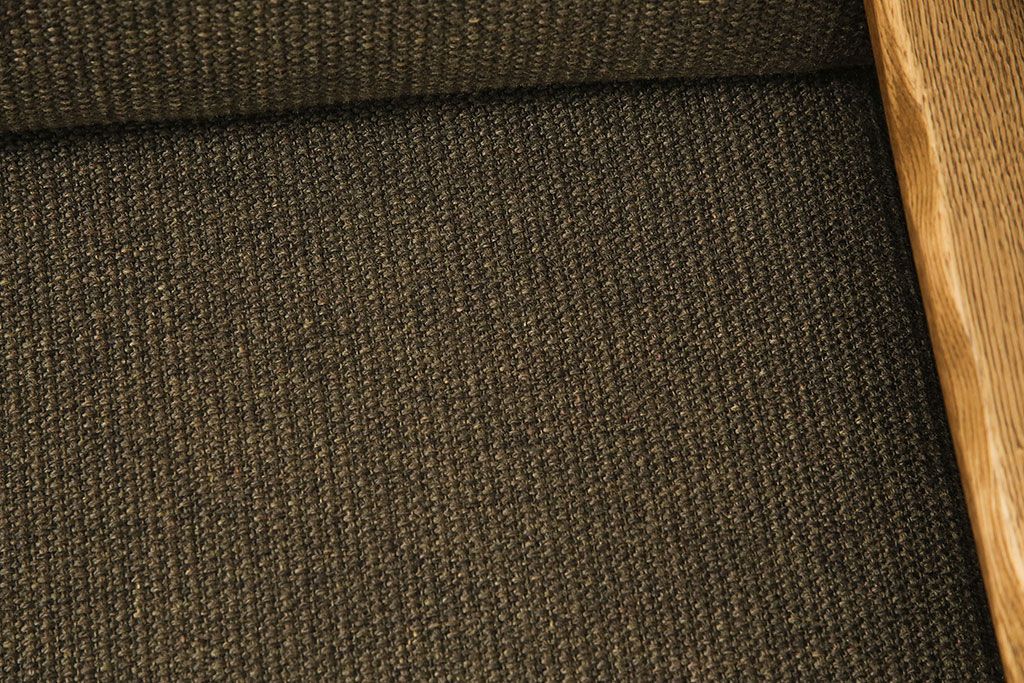 中古　美品　ナラ材の浮造り仕上げ!イバタインテリアのマガジンラックが付いた3人掛けソファ(アームソファ)(定価24万円)(R-048330)