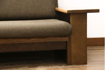 中古　美品　ナラ材の浮造り仕上げ!イバタインテリアのマガジンラックが付いた3人掛けソファ(アームソファ)(定価24万円)(R-048330)