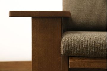 中古　美品　ナラ材の浮造り仕上げ!イバタインテリアのマガジンラックが付いた3人掛けソファ(アームソファ)(定価24万円)(R-048330)