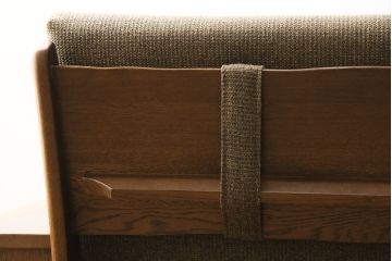 中古　美品　ナラ材の浮造り仕上げ!イバタインテリアのマガジンラックが付いた3人掛けソファ(アームソファ)(定価24万円)(R-048330)