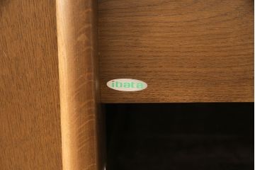 中古　美品　ナラ材の浮造り仕上げ!イバタインテリアのマガジンラックが付いた3人掛けソファ(アームソファ)(定価24万円)(R-048330)