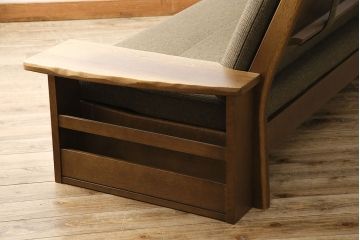 中古　美品　ナラ材の浮造り仕上げ!イバタインテリアのマガジンラックが付いた3人掛けソファ(アームソファ)(定価24万円)(R-048330)