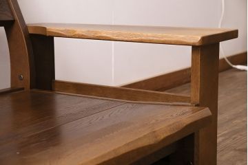 中古　美品　ナラ材の浮造り仕上げ!イバタインテリアのマガジンラックが付いた3人掛けソファ(アームソファ)(定価24万円)(R-048330)