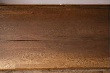 中古　美品　ナラ材の浮造り仕上げ!イバタインテリアのマガジンラックが付いた3人掛けソファ(アームソファ)(定価24万円)(R-048330)