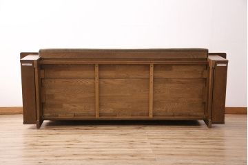 中古　美品　ナラ材の浮造り仕上げ!イバタインテリアのマガジンラックが付いた3人掛けソファ(アームソファ)(定価24万円)(R-048330)