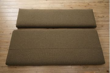 中古　美品　ナラ材の浮造り仕上げ!イバタインテリアのマガジンラックが付いた3人掛けソファ(アームソファ)(定価24万円)(R-048330)