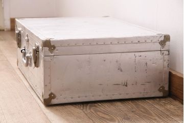 ビンテージ　使い込まれた風合いが格好良い!男前なインテリアにおすすめのジュラルミントランク(鞄、カバン、収納、ディスプレイ)(R-048331)