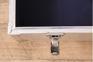 ビンテージ　使い込まれた風合いが格好良い!男前なインテリアにおすすめのジュラルミントランク(鞄、カバン、収納、ディスプレイ)(R-048331)
