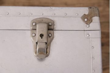 ビンテージ　使い込まれた風合いが格好良い!男前なインテリアにおすすめのジュラルミントランク(鞄、カバン、収納、ディスプレイ)(R-048331)