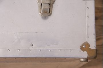 ビンテージ　使い込まれた風合いが格好良い!男前なインテリアにおすすめのジュラルミントランク(鞄、カバン、収納、ディスプレイ)(R-048331)