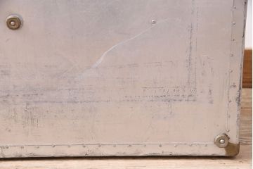 ビンテージ　使い込まれた風合いが格好良い!男前なインテリアにおすすめのジュラルミントランク(鞄、カバン、収納、ディスプレイ)(R-048331)