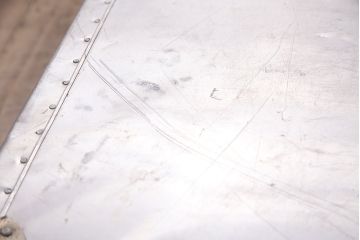 ビンテージ雑貨　使い込まれた風合いが格好良い!男前なインテリアにおすすめのジュラルミントランク(鞄、カバン、収納、ディスプレイ)(R-048331)