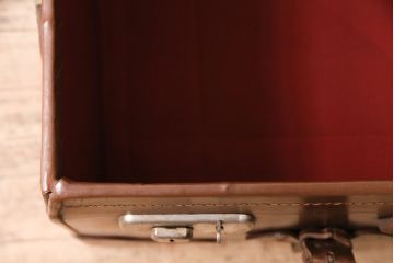 イギリスビンテージ　上手物!!　外国映画のワンシーンに出てきそうな目を引く本革トランク(鞄、カバン、収納、ディスプレイ)(R-048332)