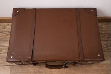 イギリスビンテージ　上手物!!　外国映画のワンシーンに出てきそうな目を引く本革トランク(鞄、カバン、収納、ディスプレイ)(R-048332)