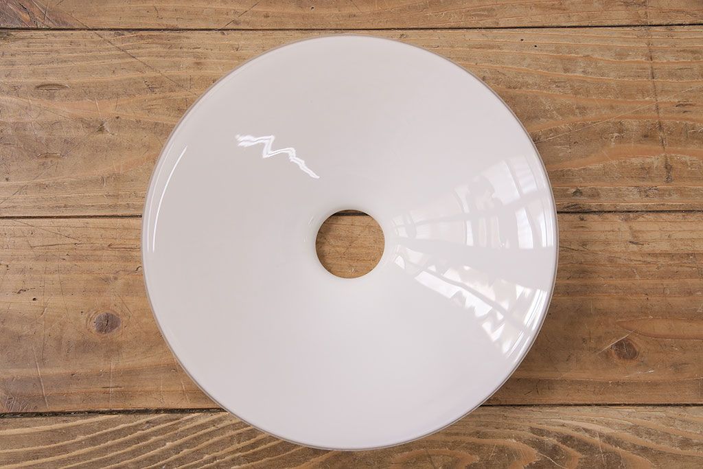 昭和レトロ　懐かしさを感じさせる平笠シェードのペンダントライト(吊り下げ照明、天井照明、電笠)(R-048339)