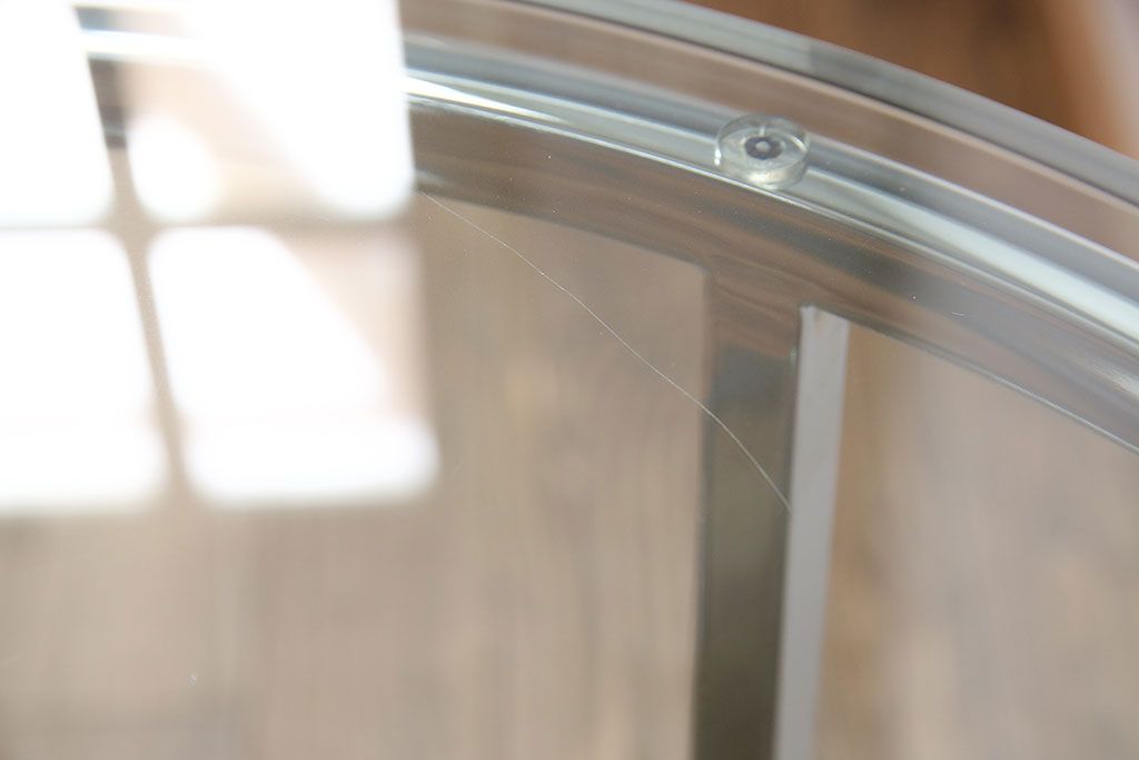 中古　天板ガラス2cm  無駄のない洗練された佇まいが魅力的なラウンドガラステーブル(丸テーブル、ディスプレイ台)(R-048342)