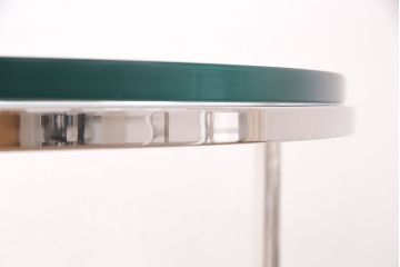 中古　天板ガラス2cm  無駄のない洗練された佇まいが魅力的なラウンドガラステーブル(丸テーブル、ディスプレイ台)(R-048342)