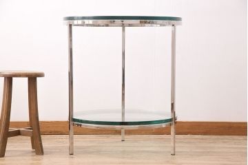 中古　天板ガラス2cm  無駄のない洗練された佇まいが魅力的なラウンドガラステーブル(丸テーブル、ディスプレイ台)(R-048342)