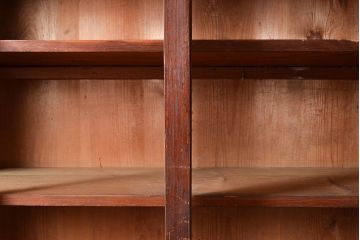 和製アンティーク　前面ヒノキ材　どこか懐かしさを感じる時代の味が魅力的な戸棚(収納棚、食器棚、キャビネット、サイドボード)(R-048346)