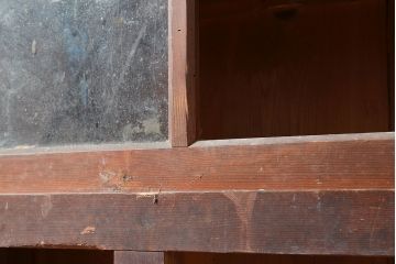 和製アンティーク　前面ヒノキ材　どこか懐かしさを感じる時代の味が魅力的な戸棚(収納棚、食器棚、キャビネット、サイドボード)(R-048347)