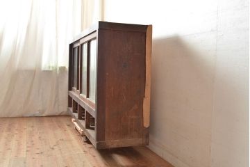和製アンティーク　前面ヒノキ材　どこか懐かしさを感じる時代の味が魅力的な戸棚(収納棚、食器棚、キャビネット、サイドボード)(R-048347)