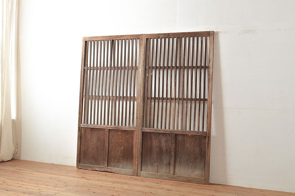 和製アンティーク　古き良き時代の味わいが趣溢れる格子戸2枚セット(玄関戸、引き戸、建具)(R-048350)