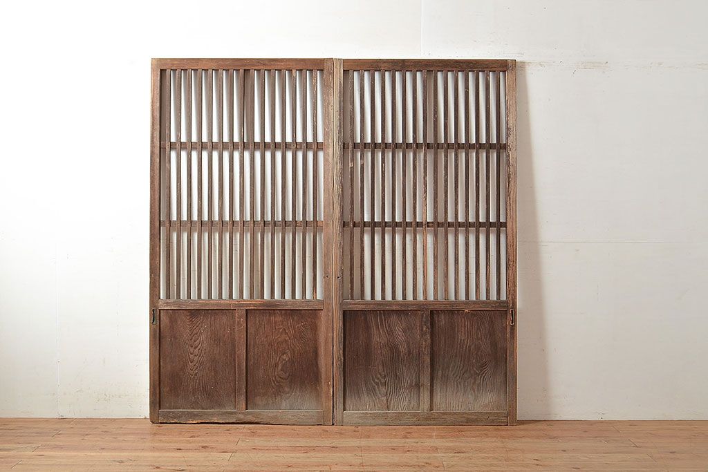 和製アンティーク　古き良き時代の味わいが趣溢れる格子戸2枚セット(玄関戸、引き戸、建具)(R-048350)