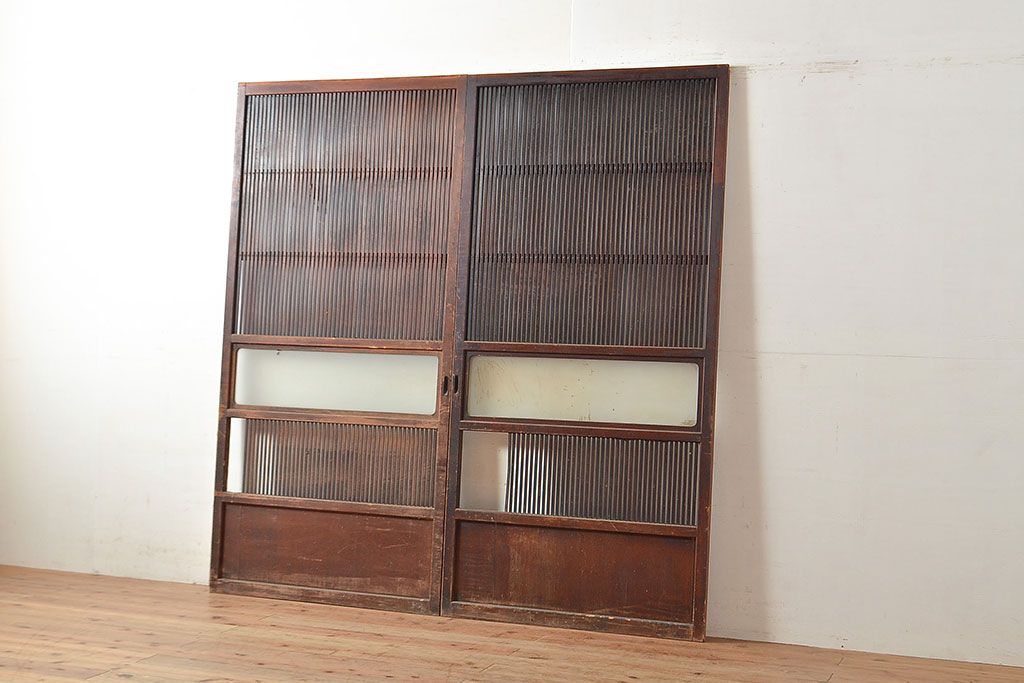 アンティーク建具　昭和初期　落ち着いた和の雰囲気を演出する格子戸2枚セット　(R-048358)