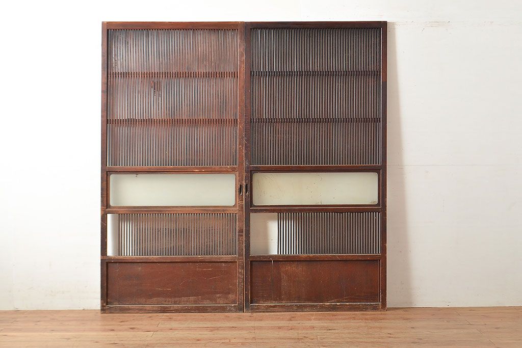 アンティーク建具　昭和初期　落ち着いた和の雰囲気を演出する格子戸2枚セット　(R-048358)