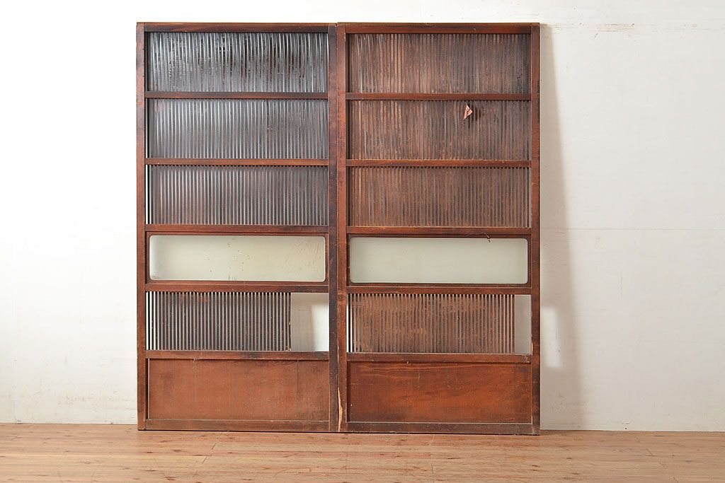 アンティーク建具　昭和初期　落ち着いた和の雰囲気を演出する格子戸2枚セット　(R-048358)