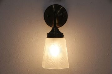 アンティーク照明　昭和レトロ　陽刻ガラス　リラックスできるムードを演出してくれるウォールランプ(壁掛け照明、壁付け照明)(R-048367)