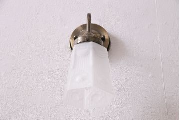 アンティーク照明　昭和レトロ　陽刻ガラス　リラックスできるムードを演出してくれるウォールランプ(壁掛け照明、壁付け照明)(R-048367)