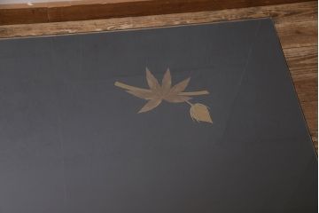 中古　輪島塗　加賀蒔絵　井波唯志作　上品な佇まいが魅力的なガラス天板付きの金蒔絵座卓(ローテーブル)(定価約350万円)(R-048385)