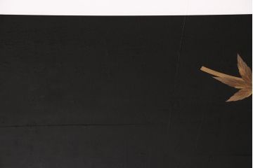 中古　輪島塗　加賀蒔絵　井波唯志作　上品な佇まいが魅力的なガラス天板付きの金蒔絵座卓(ローテーブル)(定価約350万円)(R-048385)