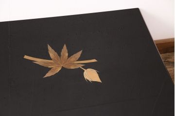 中古　輪島塗　加賀蒔絵　井波唯志作　上品な佇まいが魅力的なガラス天板付きの金蒔絵座卓(ローテーブル)(定価約350万円)(R-048385)