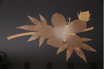 中古　輪島塗　加賀蒔絵　井波唯志作　上品な佇まいが魅力的なガラス天板付きの金蒔絵座卓(ローテーブル)(定価約350万円)(R-048385)