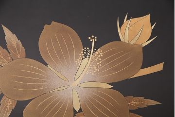 中古　輪島塗　加賀蒔絵　井波唯志作　上品な佇まいが魅力的なガラス天板付きの金蒔絵座卓(ローテーブル)(定価約350万円)(R-048385)