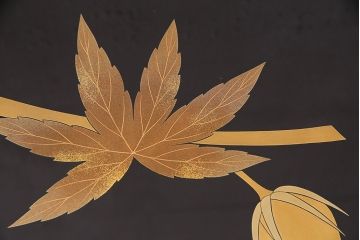 中古　輪島塗　加賀蒔絵　井波唯志作　上品な佇まいが魅力的なガラス天板付きの金蒔絵座卓(ローテーブル)(定価約350万円)(R-048385)