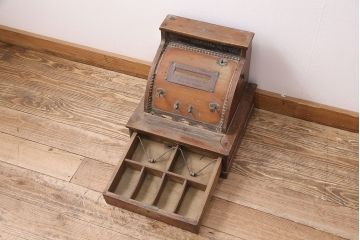 ジャンク品　レトロなデザインが雰囲気を高める木製レジスター(ディスプレイ)(R-048390)