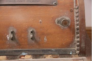 ジャンク品　レトロなデザインが雰囲気を高める木製レジスター(ディスプレイ)(R-048390)