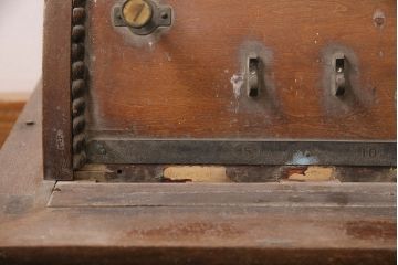 ジャンク品　レトロなデザインが雰囲気を高める木製レジスター(ディスプレイ)(R-048390)