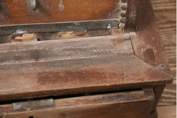 ジャンク品　レトロなデザインが雰囲気を高める木製レジスター(ディスプレイ)(R-048390)