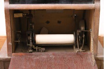 ジャンク品　レトロなデザインが雰囲気を高める木製レジスター(ディスプレイ)(R-048390)