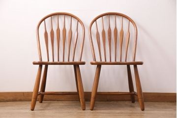 和製ヴィンテージ　柏木工(KASHIWA)　背もたれがお洒落なナラ材製のダイニングチェア2脚セット(イス、ウィンザーチェア、ビンテージ、ウインザーチェア)(R-048394)