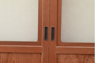 和製アンティーク　高級品　存在感のある木目が魅力!杉材一枚板を贅沢に使用した、ダイヤガラス入りの引き戸4枚セット(建具)(R-048396)