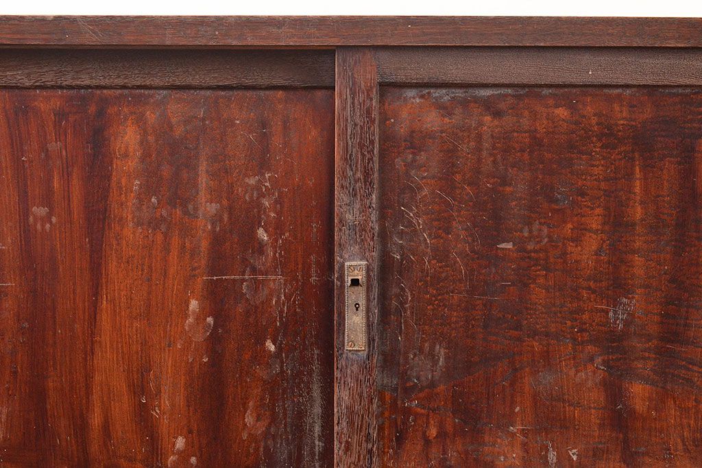 和製アンティーク　昭和中期　三方ナラ材　薄型の収納棚(戸棚、サイドボード)(R-048401)